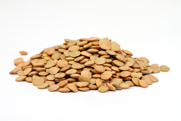 Куча зеленой чечевицы с низкой перспективой изолированы на белом
.