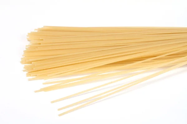 Άψητα noodles σπαγγέτι απομονώνονται σε λευκό φόντο — Φωτογραφία Αρχείου