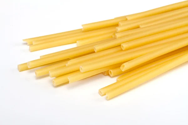 Macarrão de espaguete não cozido isolado sobre fundo branco — Fotografia de Stock