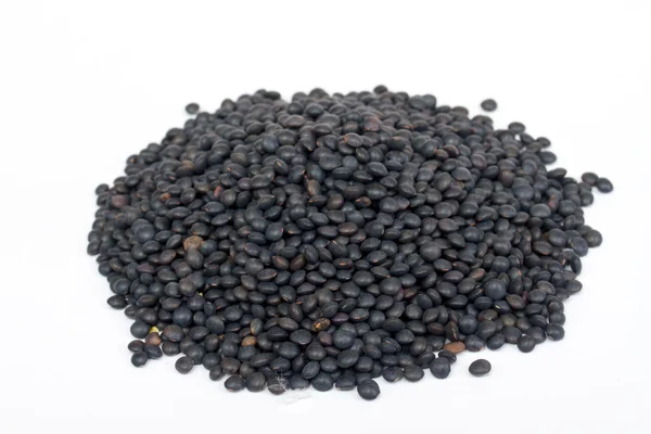 堆的孤立白底黑色小扁豆 — 图库照片
