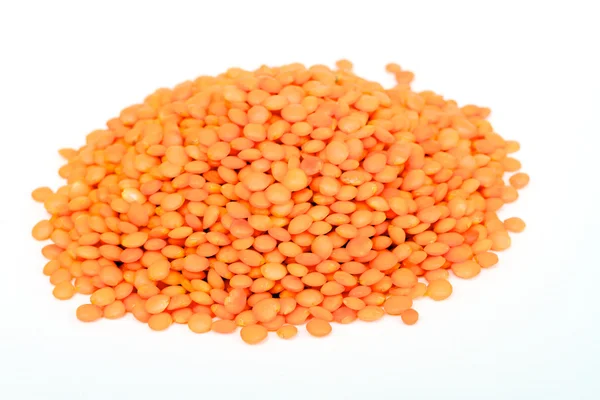 生赤レンズ豆の白い背景で隔離のヒープ — ストック写真
