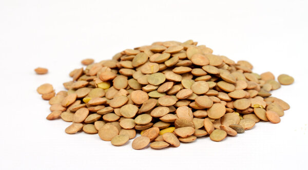 Куча зеленой чечевицы с низкой перспективой изолированы на белом
.