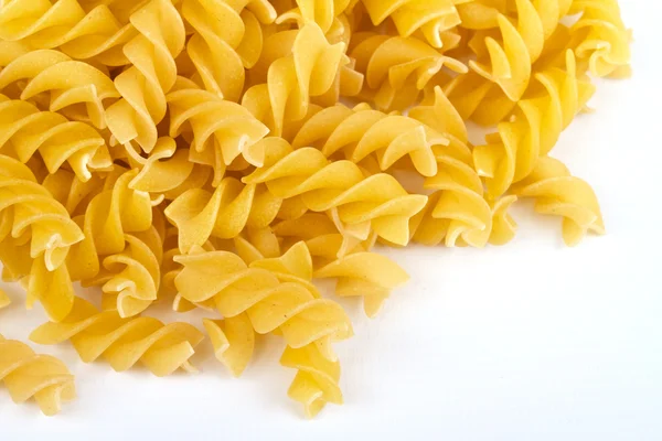 Detailní záběr sušené italské těstoviny na bílém pozadí — Stock fotografie