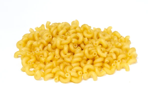 Närbild på en torkade italiensk pasta på vit bakgrund — Stockfoto