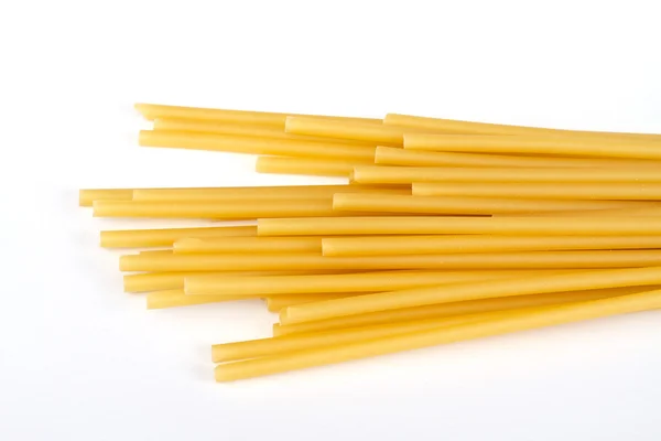 Fideos de espagueti sin cocer aislados sobre fondo blanco —  Fotos de Stock