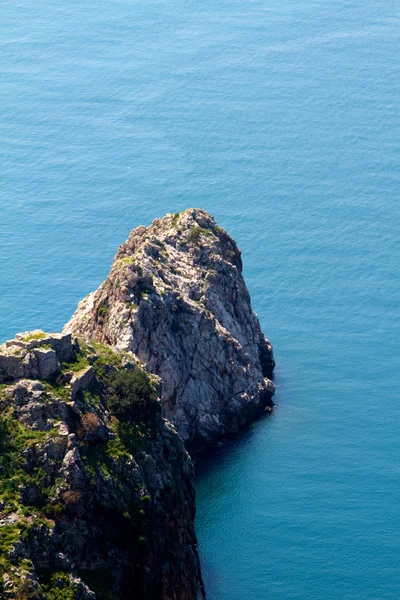 A török tengerpart impresive szikla — Stock Fotó