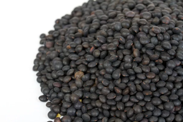 堆的孤立白底黑色小扁豆 — 图库照片