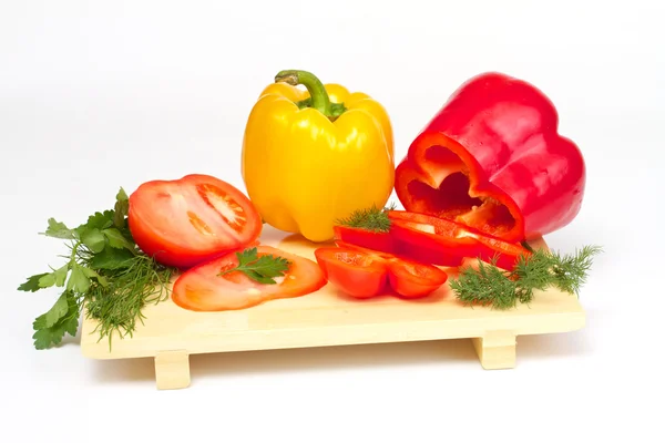 Pimienta, tomate con eneldo y perejil en el escritorio de madera aislado —  Fotos de Stock