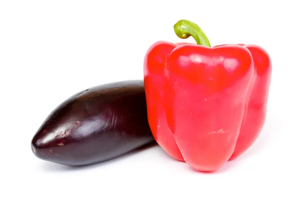 Peper en aubergine geïsoleerd op witte achtergrond — Stockfoto