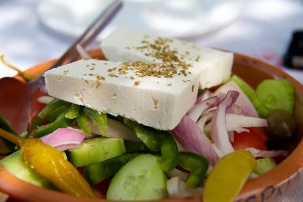 希腊地中海沙拉配奶酪、 橄榄、 辣椒 — 图库照片