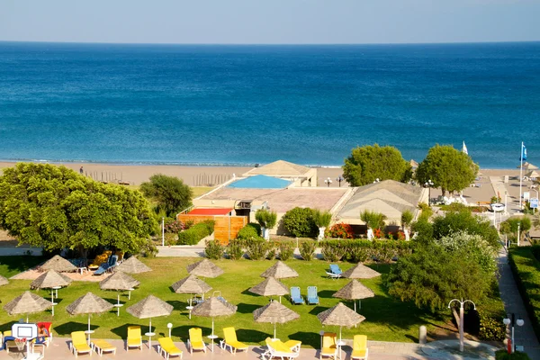 ग्रीस में समुद्र के पास सुंदर होटल — स्टॉक फ़ोटो, इमेज
