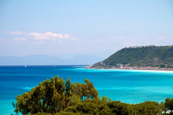 Чистая бирюзовая вода на побережье Эгейского моря — стоковое фото