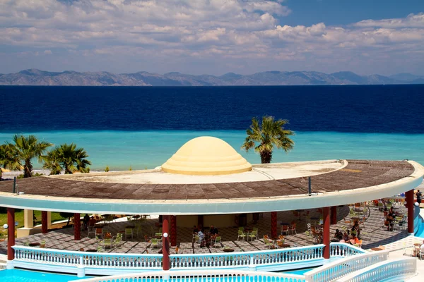 在希腊罗兹岛豪华别墅游泳池 — 图库照片