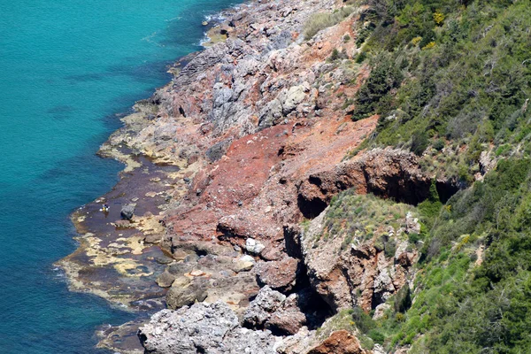 Roca y el mar Mediterráneo en Turquía — Stockfoto