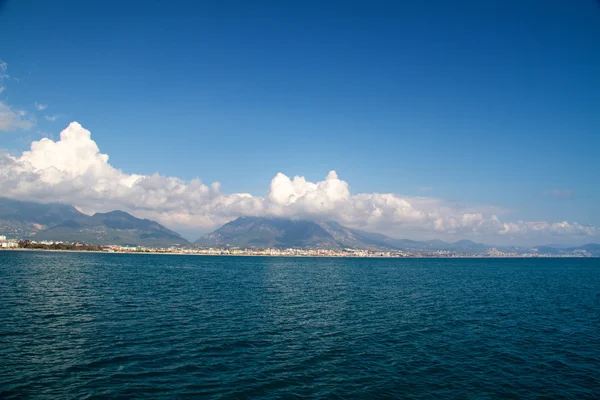 Alanyas' 지중해 해안선과 오스만 성 (터키) — 스톡 사진
