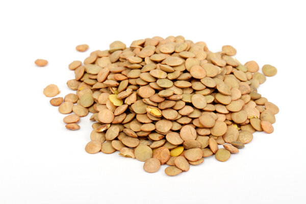 Куча зеленой чечевицы с низкой перспективой изолированы на белом
.