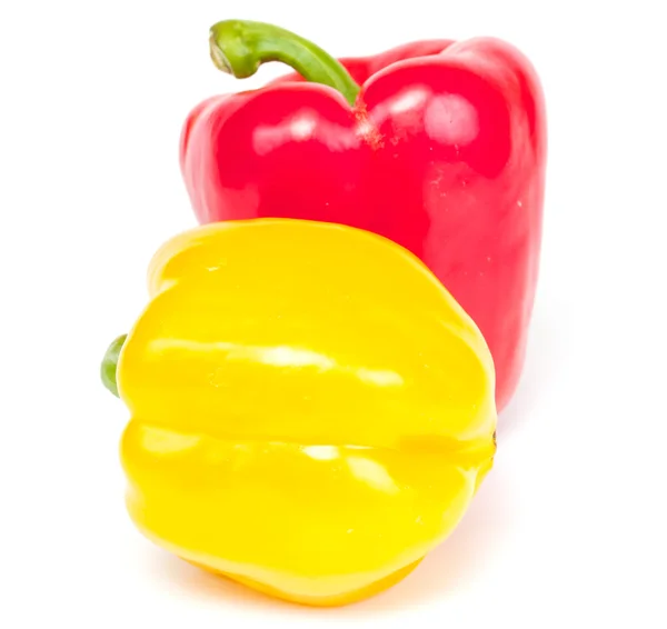 Pimienta roja y amarilla se aíslan sobre un fondo blanco — Foto de Stock
