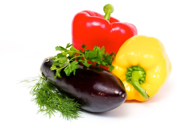 Poivre et aubergine et aneth et persil isolés sur le dos blanc — Photo