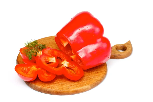 Яркий красный перец с укропом на деревянном столе изолированы на белом . — стоковое фото
