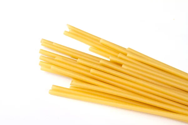 Makaron spaghetti niegotowane na białym tle — Zdjęcie stockowe