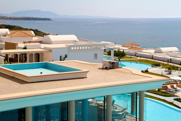 Swimming pool at luxury villa, Rhodes Greece — Stockfoto