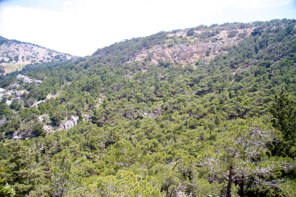 Hoher Berg und Felsen in griechischen Rhodos — Stockfoto