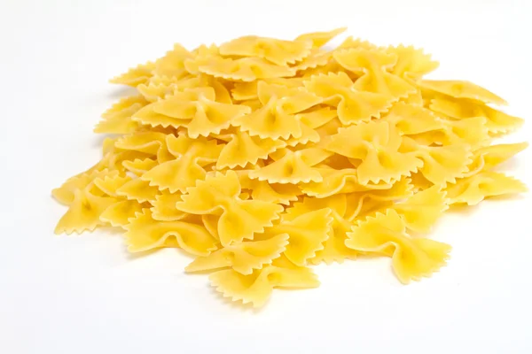 Primer plano de una pasta italiana seca sobre fondo blanco — Foto de Stock