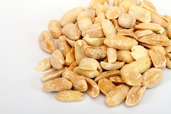 Immagine ravvicinata dello studio di arachidi isolato su sfondo bianco — Foto Stock