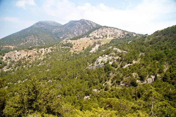 Vysoké hory a skály v Řecko Rhodos — Stock fotografie