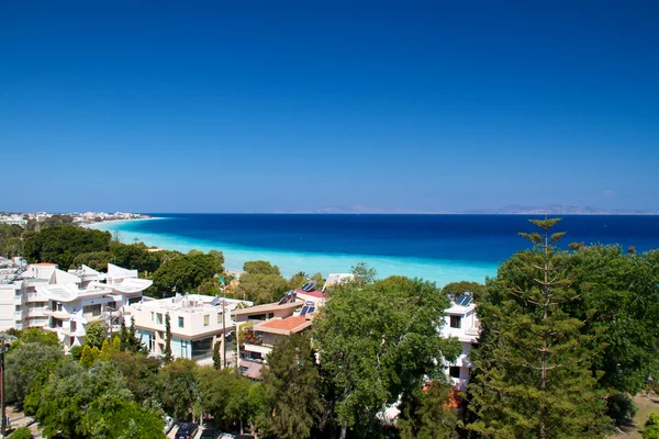 Água azul-turquesa límpida à beira-mar do mar Egeu — Fotografia de Stock