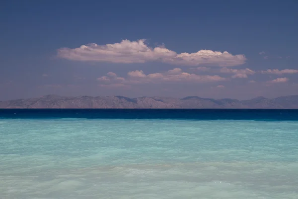 清除在爱琴海海滨绿松石水 — 图库照片