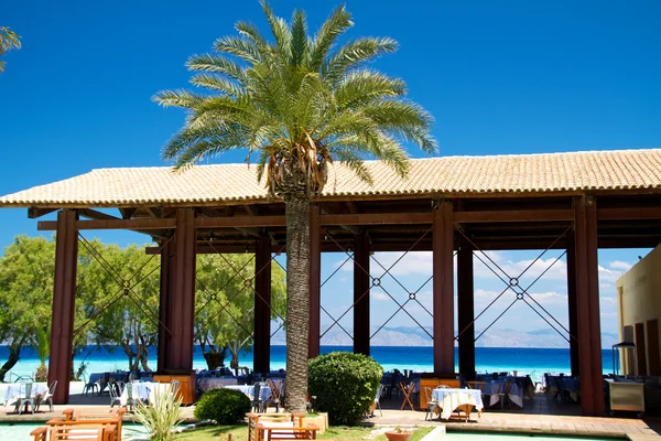 Belo hotel perto do mar na Grécia — Fotografia de Stock