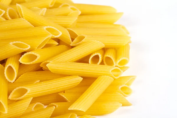 Nahaufnahme einer getrockneten italienischen Pasta auf weißem Hintergrund — Stockfoto