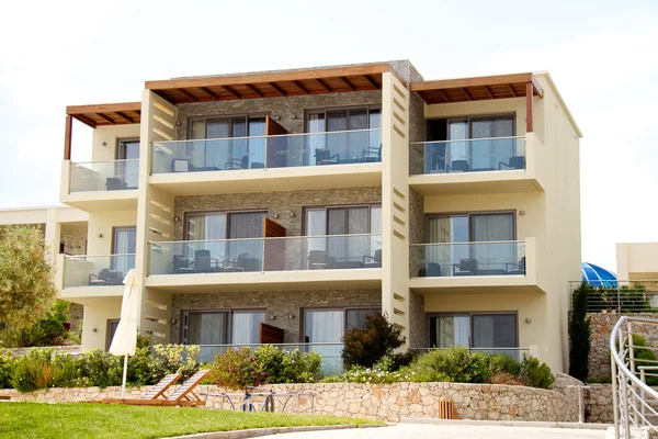 Beautiful hotel near the sea in Greece — Stock Photo, Image
