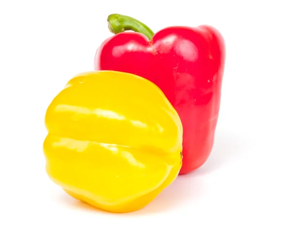 Piros és sárga paprika elszigetelt fehér háttér — Stock Fotó