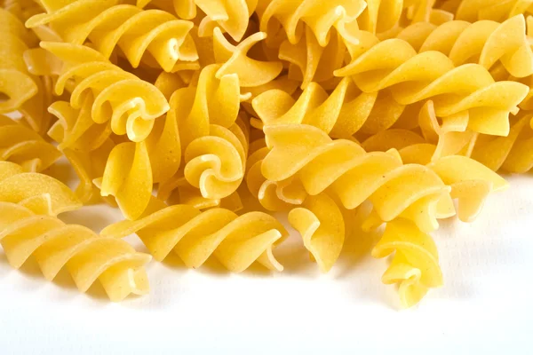 Nahaufnahme einer getrockneten italienischen Pasta auf weißem Hintergrund — Stockfoto