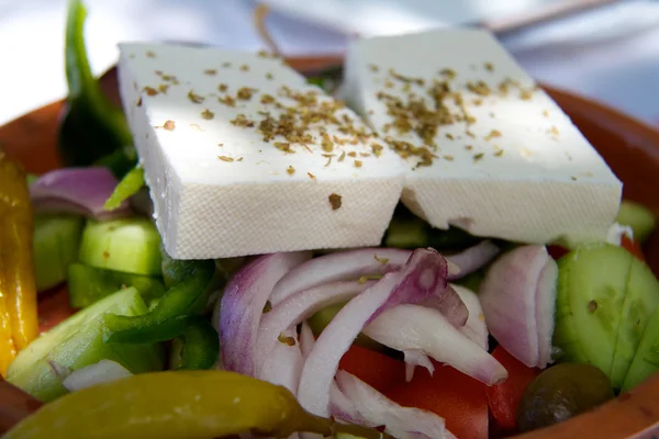 Insalata mediterranea greca con formaggio feta, olive e peperoni — Foto Stock