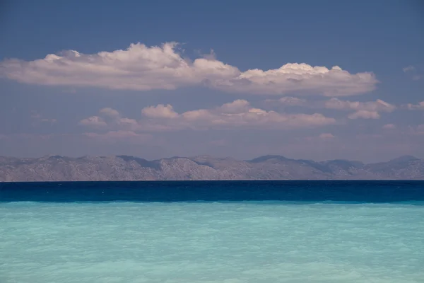 Água azul-turquesa límpida à beira-mar do mar Egeu — Fotografia de Stock