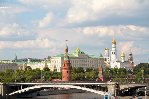 З видом на Московський кремль золоті куполи та Спаська башта — стокове фото