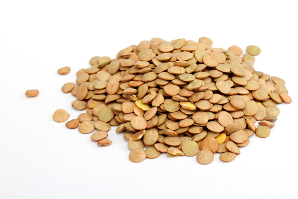 Куча зеленой чечевицы с низкой перспективой изолированы на белом
.