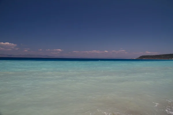 맑은 해 해변에서 청록색 물 — 스톡 사진