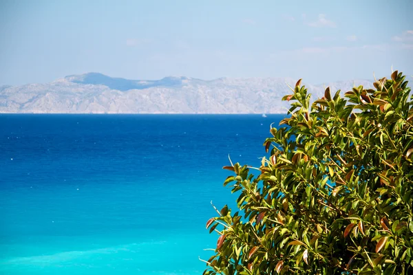 エーゲ海の青緑色の水をオフに — ストック写真