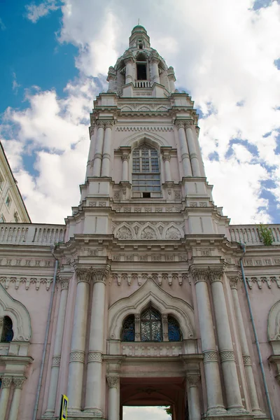 背景の青い空、都市、モスクワ、ロシアで古代寺院 — ストック写真