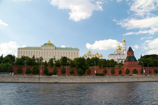 Berühmter moskauer kremlin und moskva fluss, russland — Stockfoto