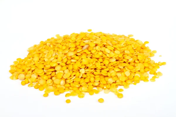 Lentilhas amarelas isoladas em fundo branco.Macro shot . — Fotografia de Stock