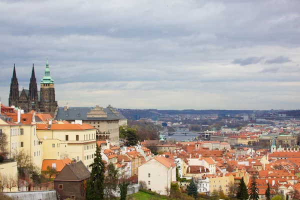 A kilátás a prágai gótikus vár és az épületek — Stock Fotó