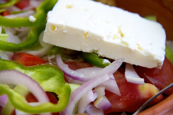 Salade méditerranéenne grecque au fromage feta, olives et poivrons — Photo