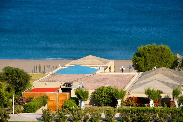 Bel hôtel près de la mer en Grèce — Photo