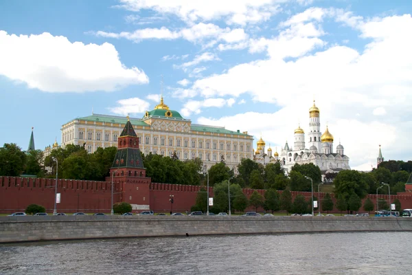 Famoso Kremlin de Moscú y el río Moskva, Rusia —  Fotos de Stock