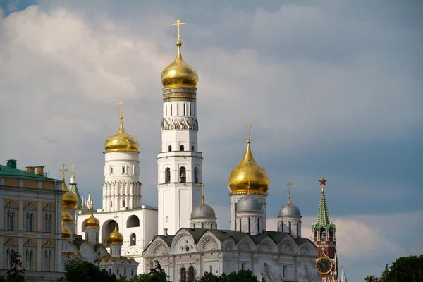 Blick auf den Moskauer Kreml mit goldenen Kuppeln und Spasskaja-Turm — Stockfoto